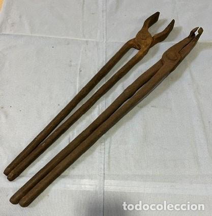 Antig&uuml;edades: Lote de dos tenazas de herrero