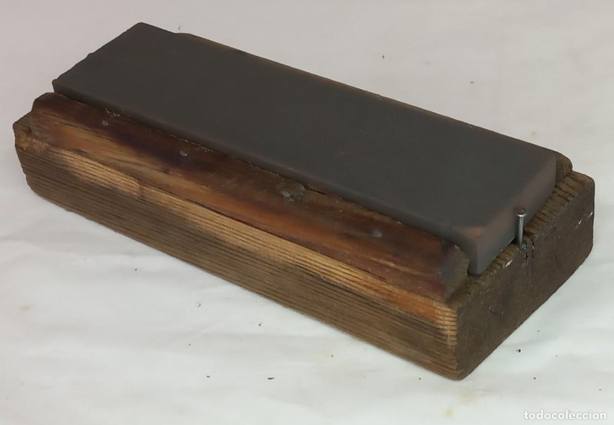 Antig&uuml;edades: ANTIGUA PIEDRA DE ACEITE DE AFILAR , ESMERIL CON CAJA DE MADERA