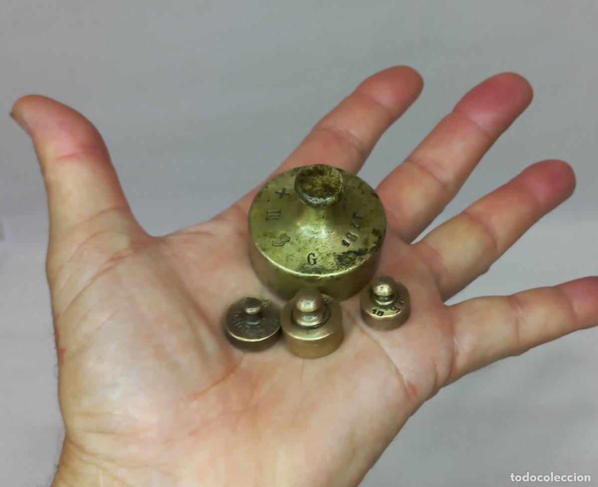Antig&uuml;edades: ANTIGUO CONJUNTO DE 4 PESAS , PONDERALES CILINDRICOS DE BRONCE CON DIVERSOS MARCAJES Y FECHADAS