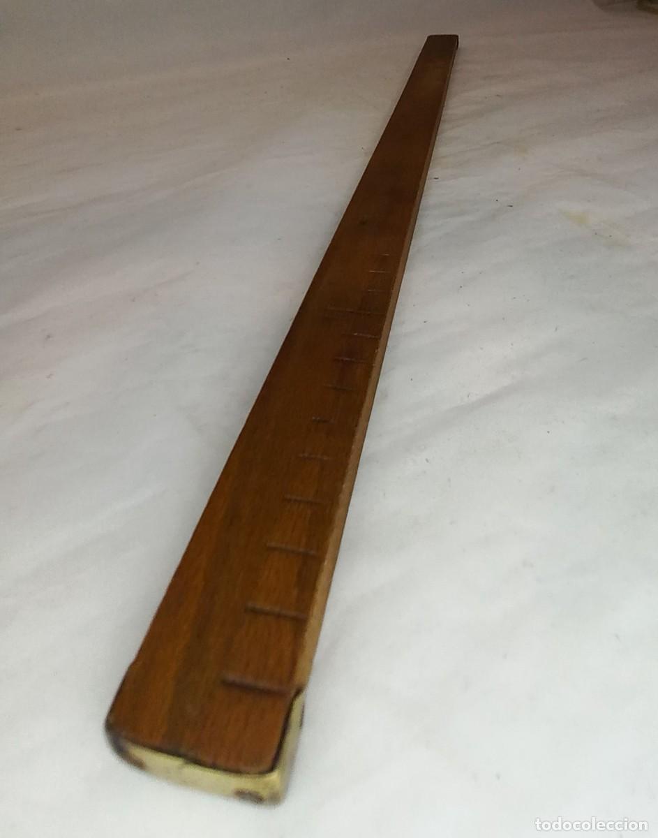 Antig&uuml;edades: ANTIGUA VARA DE SASTRE DE 50 Cm. DE MADERA CON TERMINACIONES LATONADAS