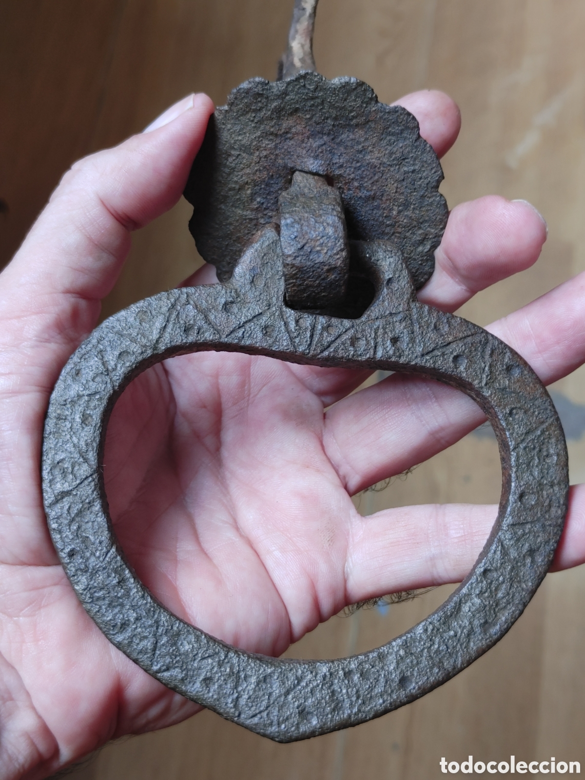 Antig&uuml;edades: Aldabilla en hierro forjado. S. XVII.