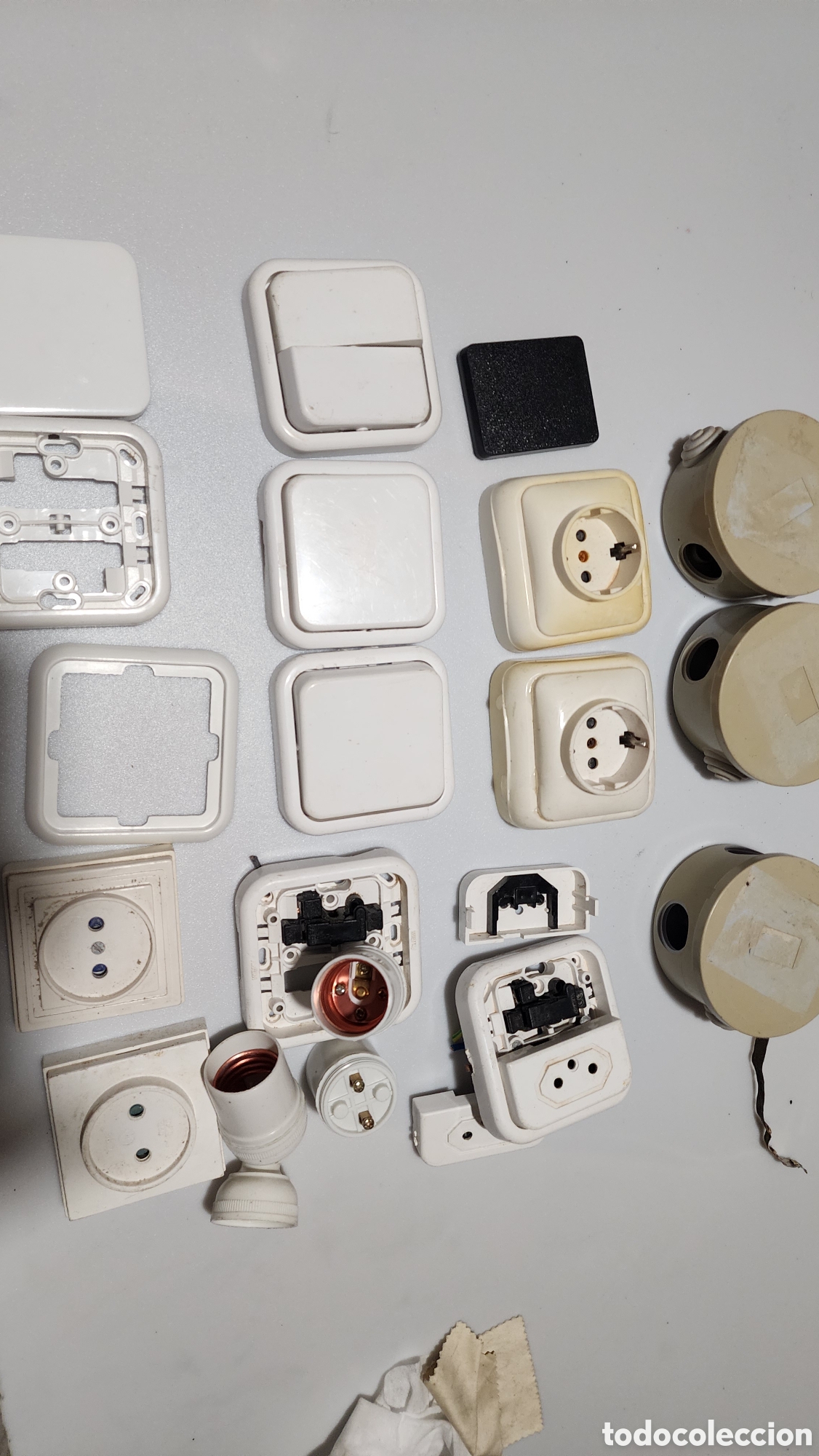 Antig&uuml;edades: Lote de mecanismos el&eacute;ctricos (Enchufes, Interruptores, Cajas y Casquillos)