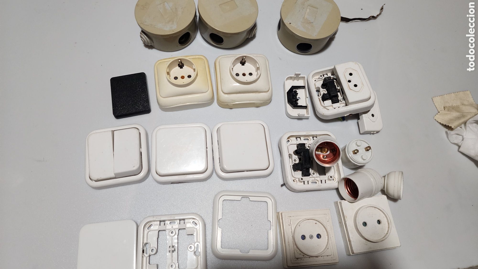 Antig&uuml;edades: Lote de mecanismos el&eacute;ctricos (Enchufes, Interruptores, Cajas y Casquillos)