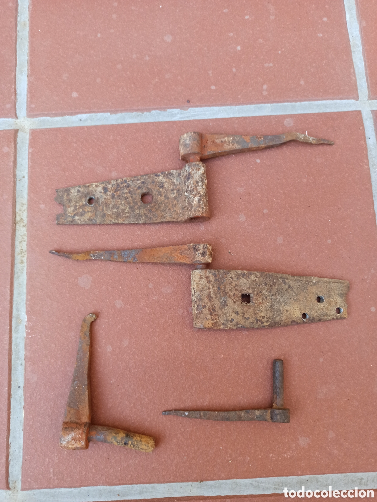 Antig&uuml;edades: Antiguas bisagras de forja.