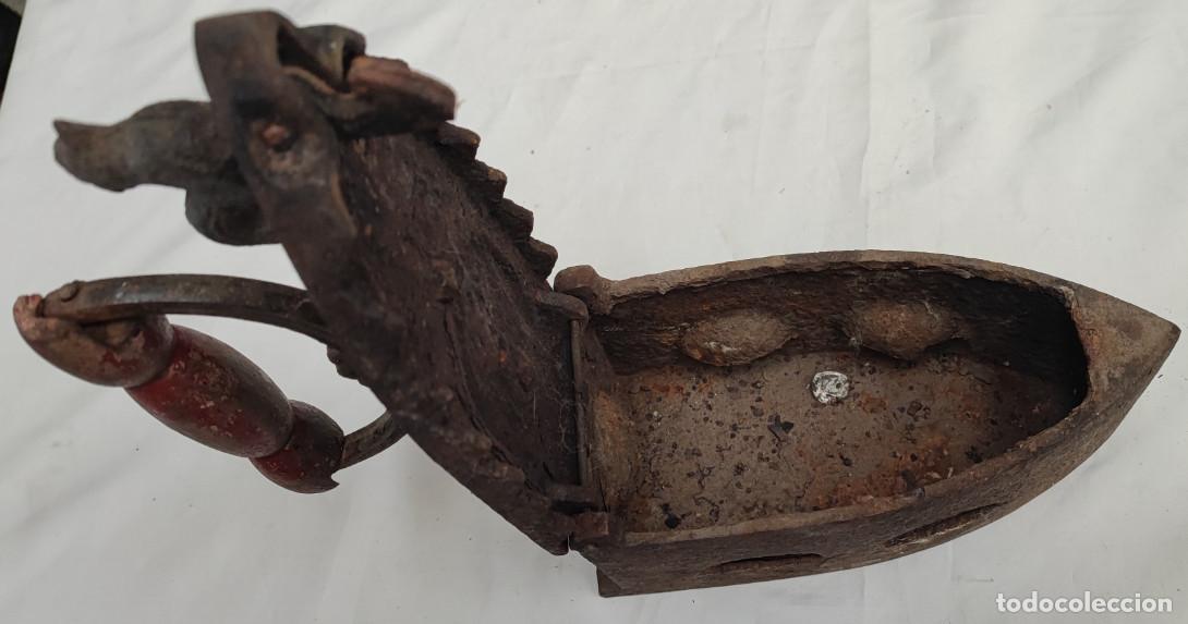 Antig&uuml;edades: ANTIGUA PLANCHA DE CARBON CON CIERRE DE GALLO - Foto 2