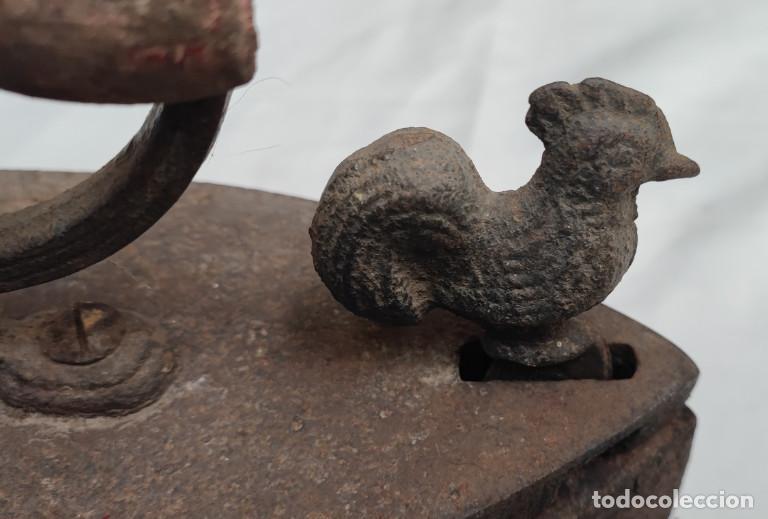 Antig&uuml;edades: ANTIGUA PLANCHA DE CARBON CON CIERRE DE GALLO - Foto 3