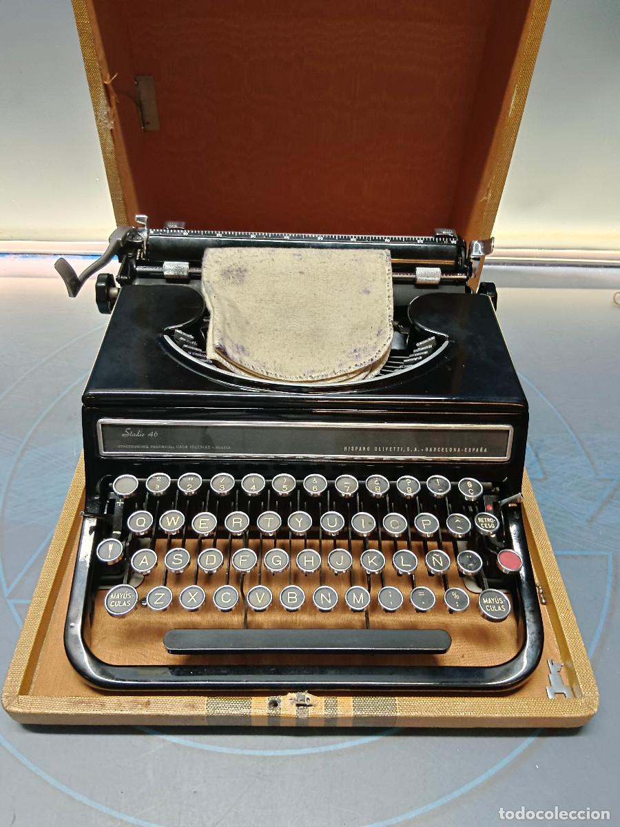Antig&uuml;edades: Antigua m&aacute;quina de escribir vintage, Hispano Olivetti, Studio 46, con maleta y llave