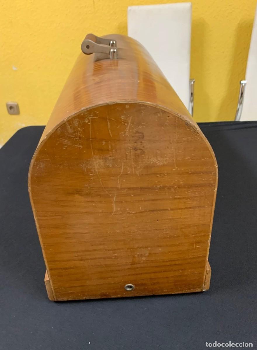 Antig&uuml;edades: Tapa de m&aacute;quina de coser SINGER - Foto 4