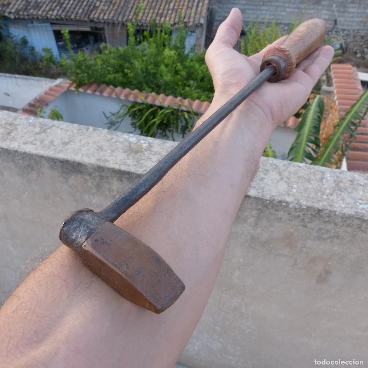 Antig&uuml;edades: Antiguo soldador de esta&ntilde;o con forma de martillo, 474gr, 42cm.