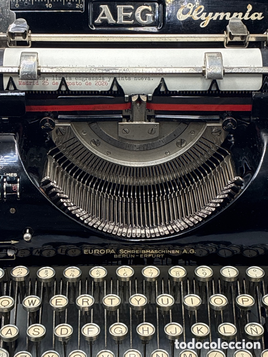 Antig&uuml;edades: M&aacute;quina de escribir AEG Olympia.