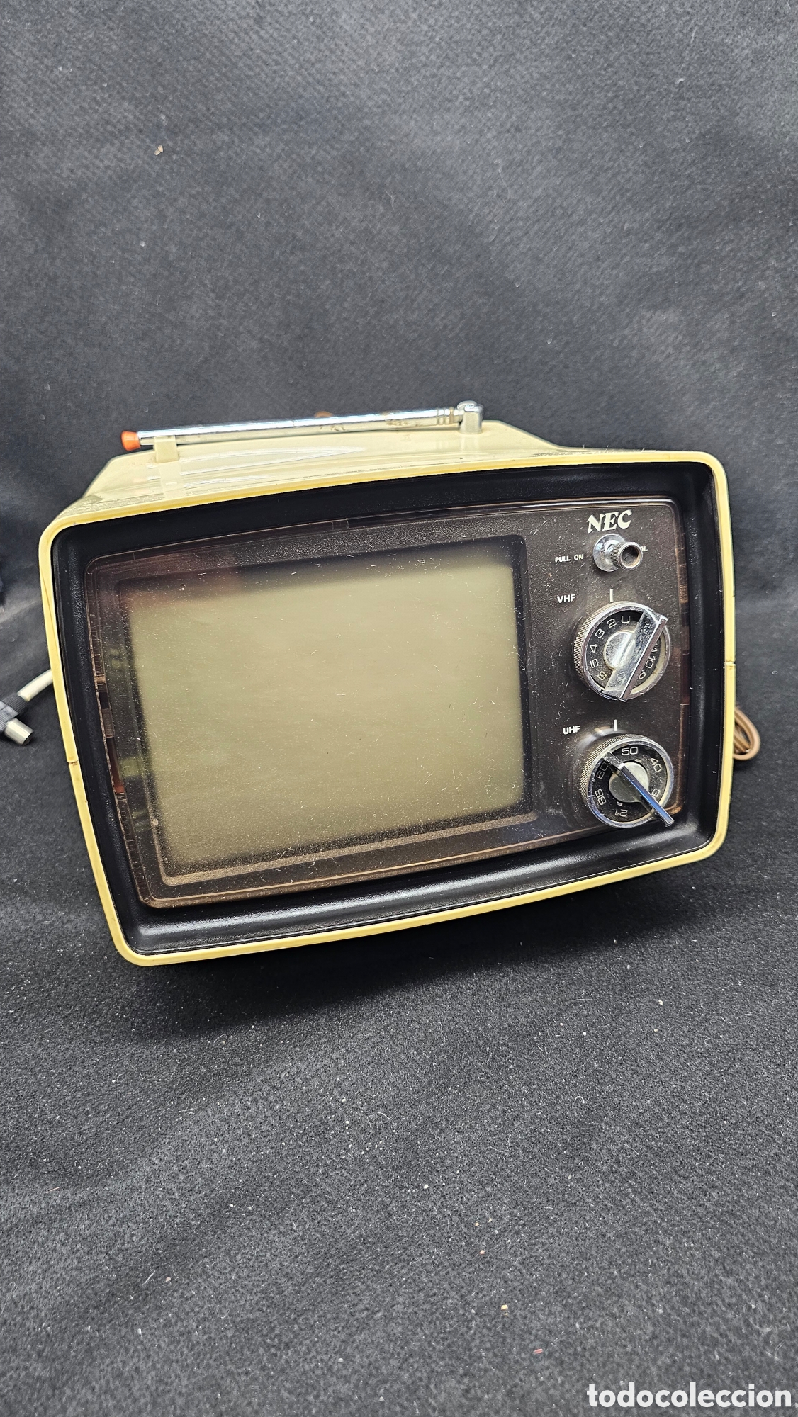 Antig&uuml;edades: televisor port&aacute;til de tubo de rayos cat&oacute;dicos (CRT) de la marca NEC, d&eacute;cada de los 70