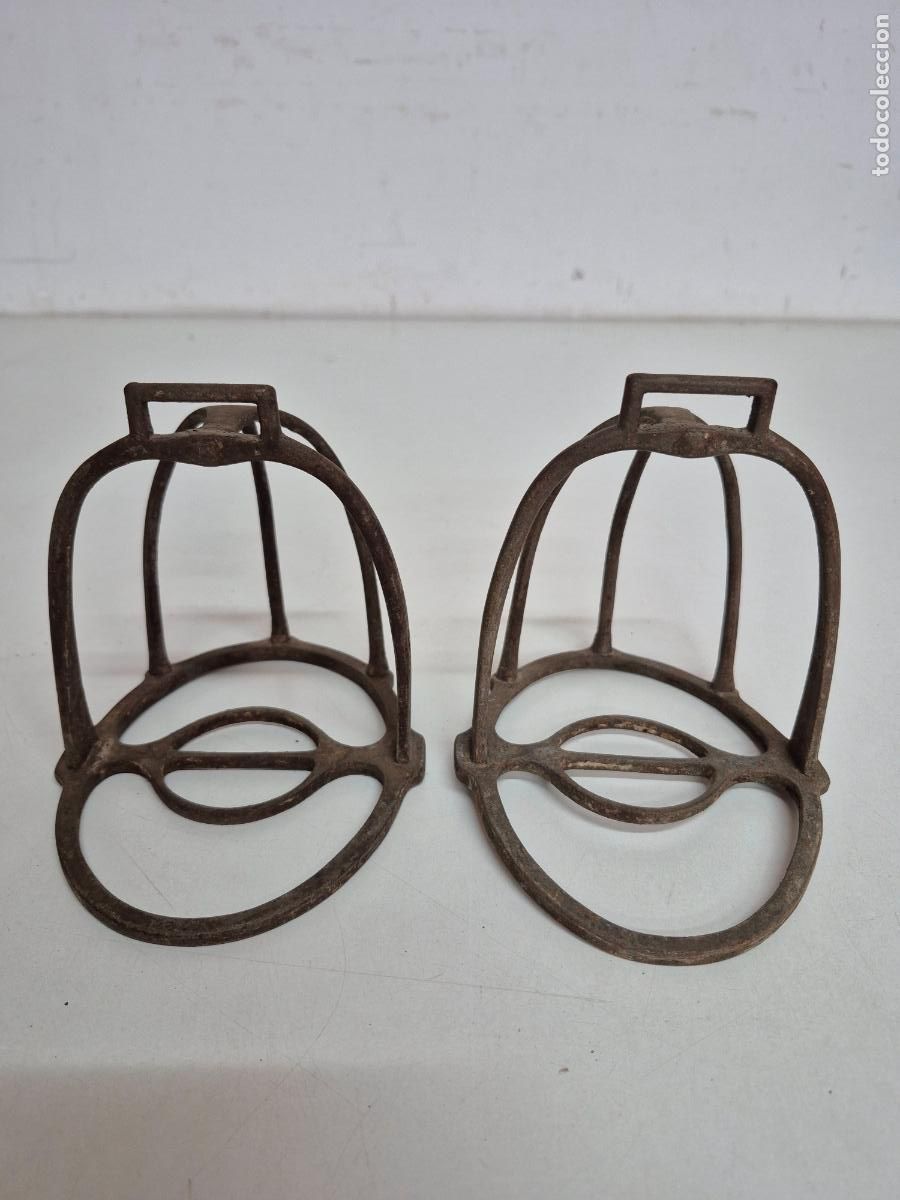 Antig&uuml;edades: Estribos de Hierro Forjado - Catalu&ntilde;a - Estilo &rdquo;Jaula&rdquo; o &rdquo;Basket&rdquo; - Estado Excepcional - S. XVIII