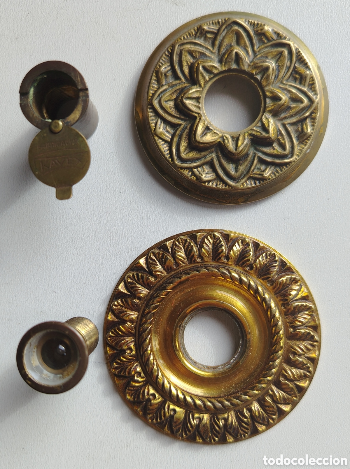 Antig&uuml;edades: Antigua mirilla de puerta en bronce marca Kavex