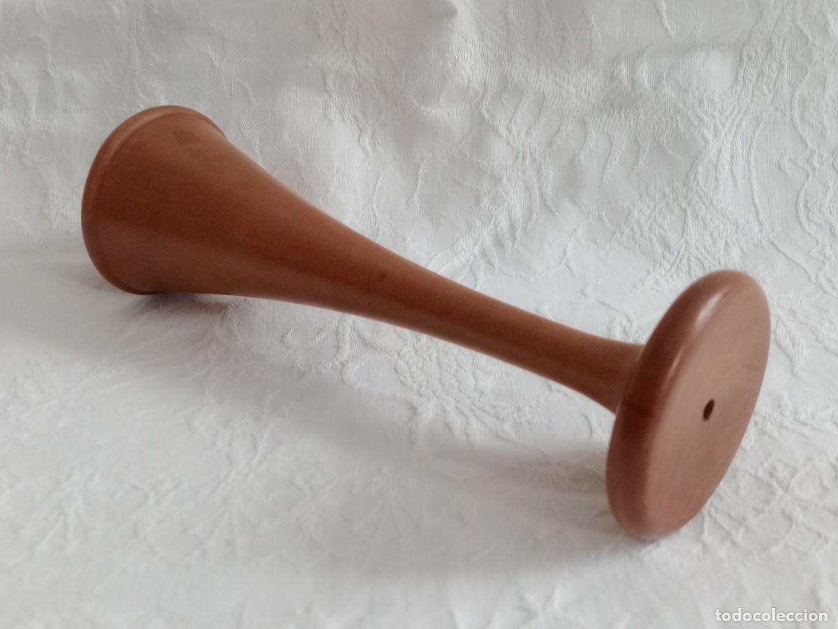 Antig&uuml;edades: antiguo estetoscopio de Pinard en madera
