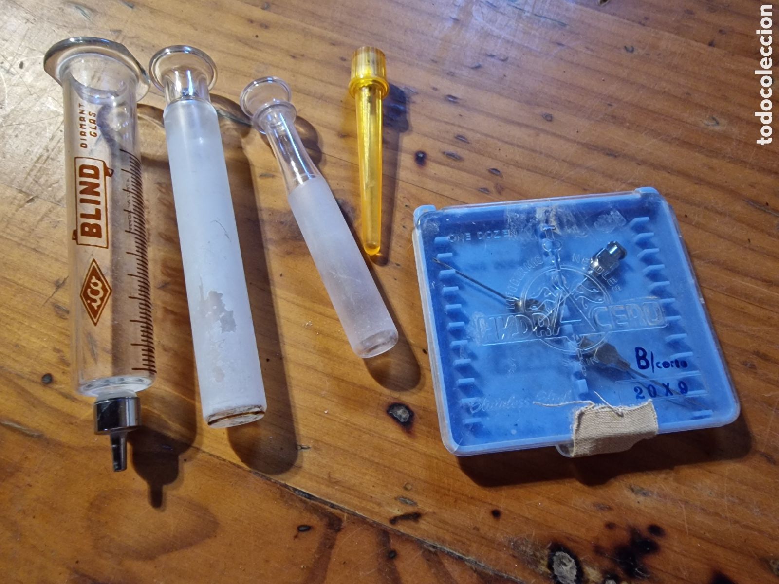 Antig&uuml;edades: Lote 8,antiguas partes jeringuillas,agujas y cajita,ver fotos