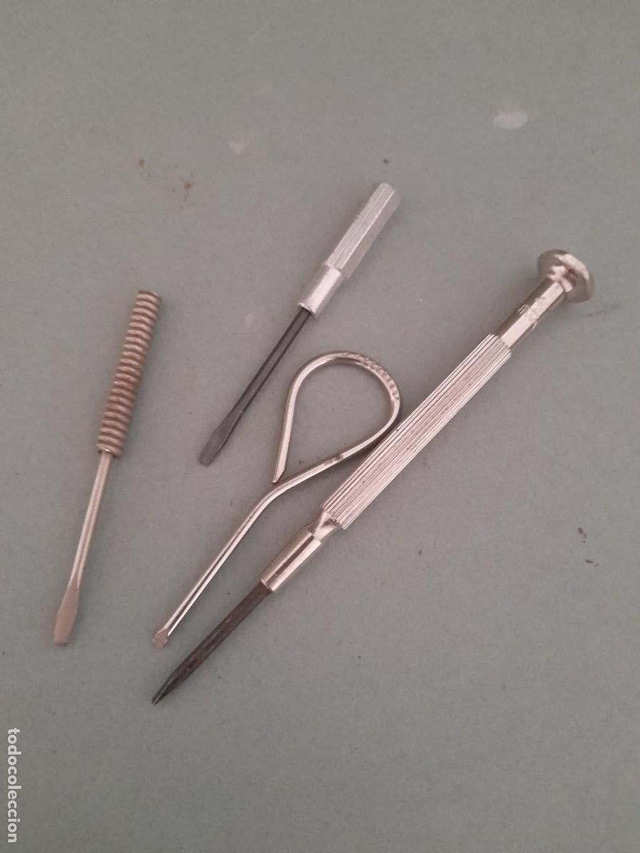 Antig&uuml;edades: 4 destornilladores peque&ntilde;os, 1 simanco (singer), 6 a 10cm aprox