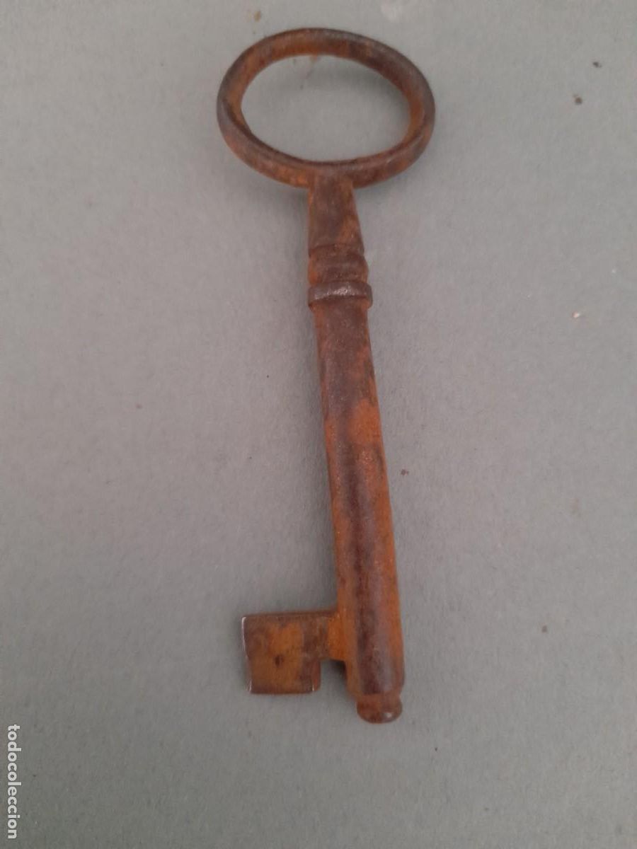 Antig&uuml;edades: antogua llave de hierro, 9cm aprox, pata 1,3cm aprox, se&ntilde;ales de edad