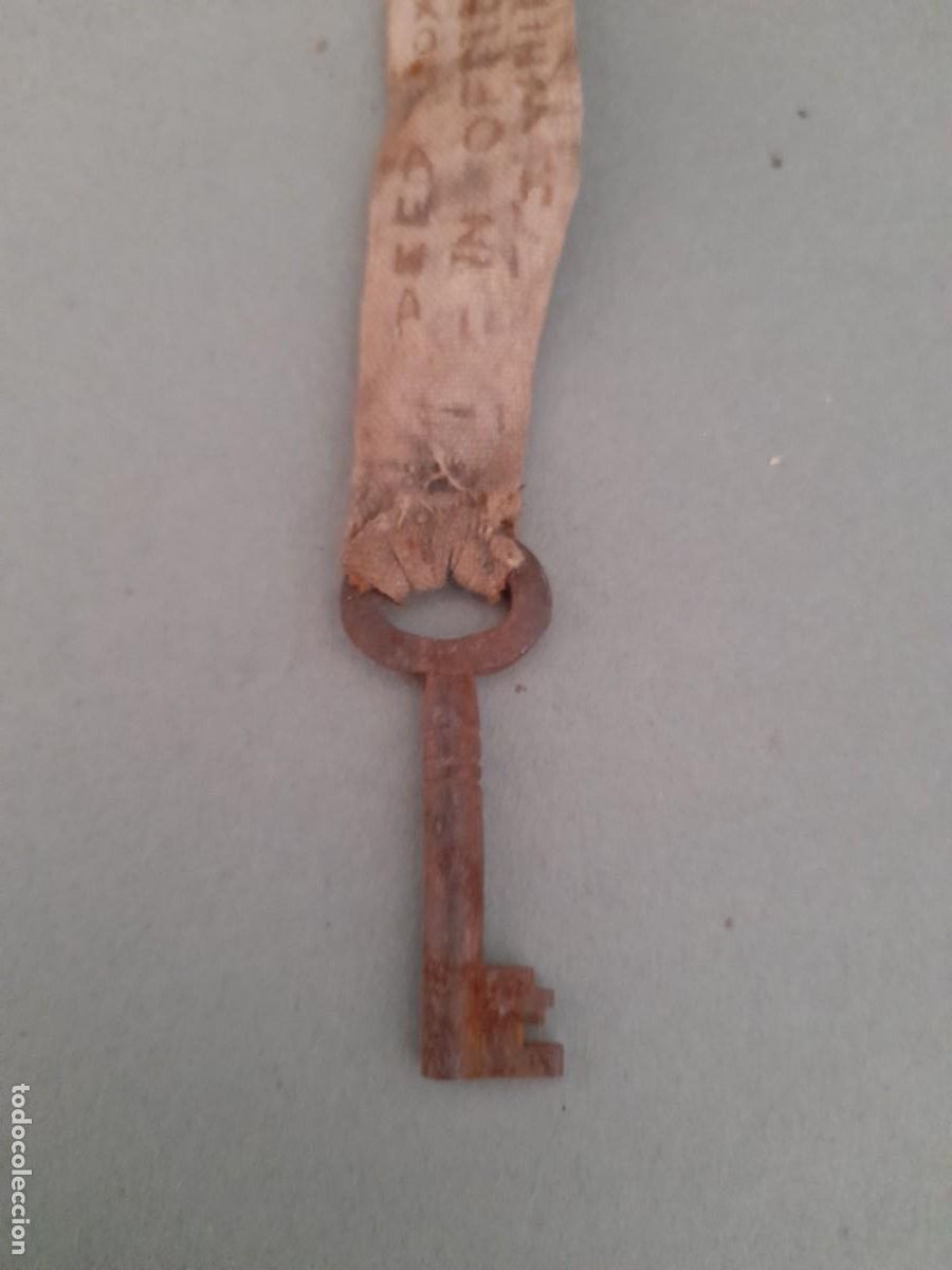 Antig&uuml;edades: peque&ntilde;a llave de hierro, 4,5cm aprox, pata 0,5cm aprox, se&ntilde;ales de edad