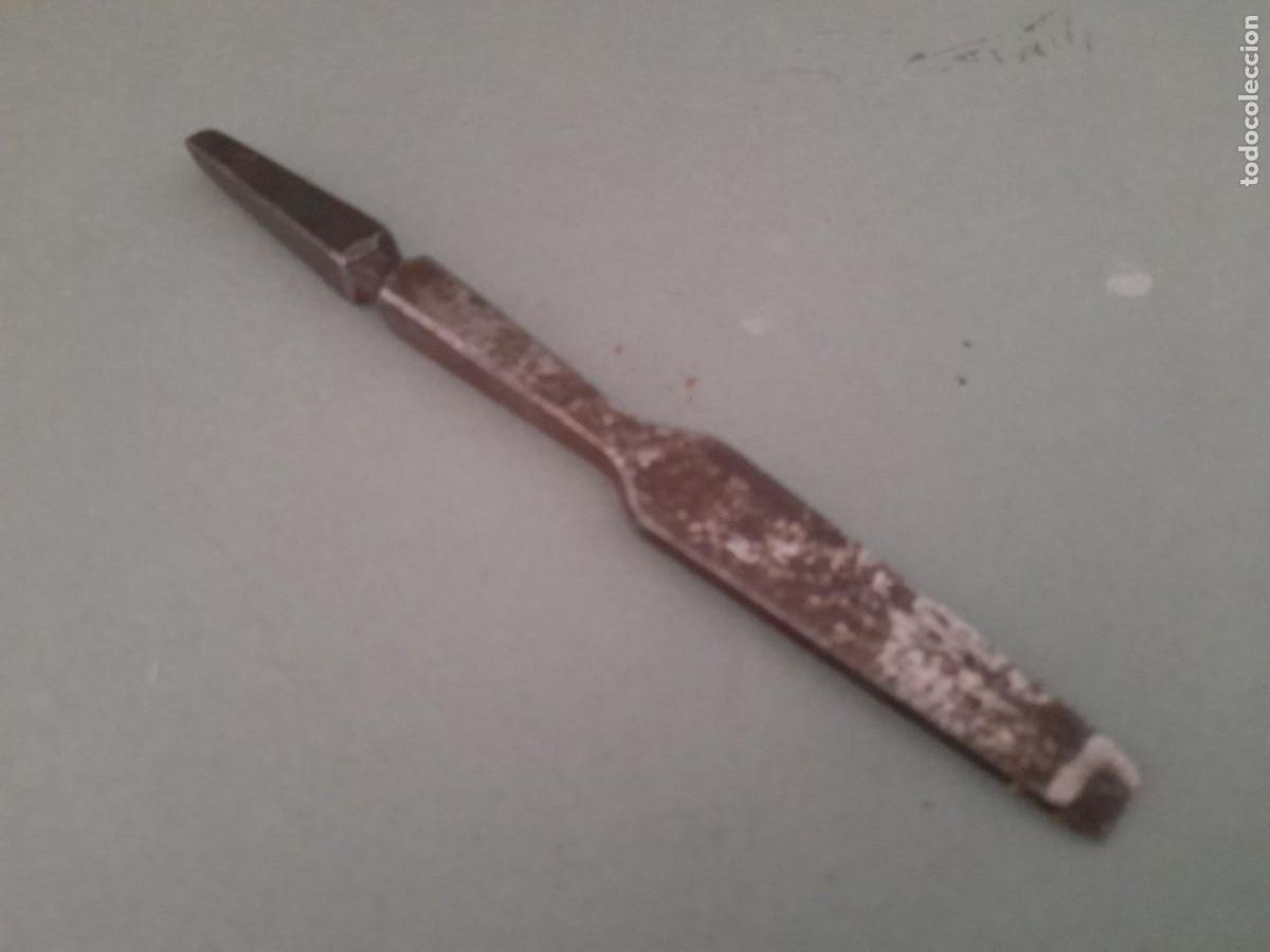 Antig&uuml;edades: util de hierro para acoplar a taladro, con canto de 1cm, largo 15cm aprox