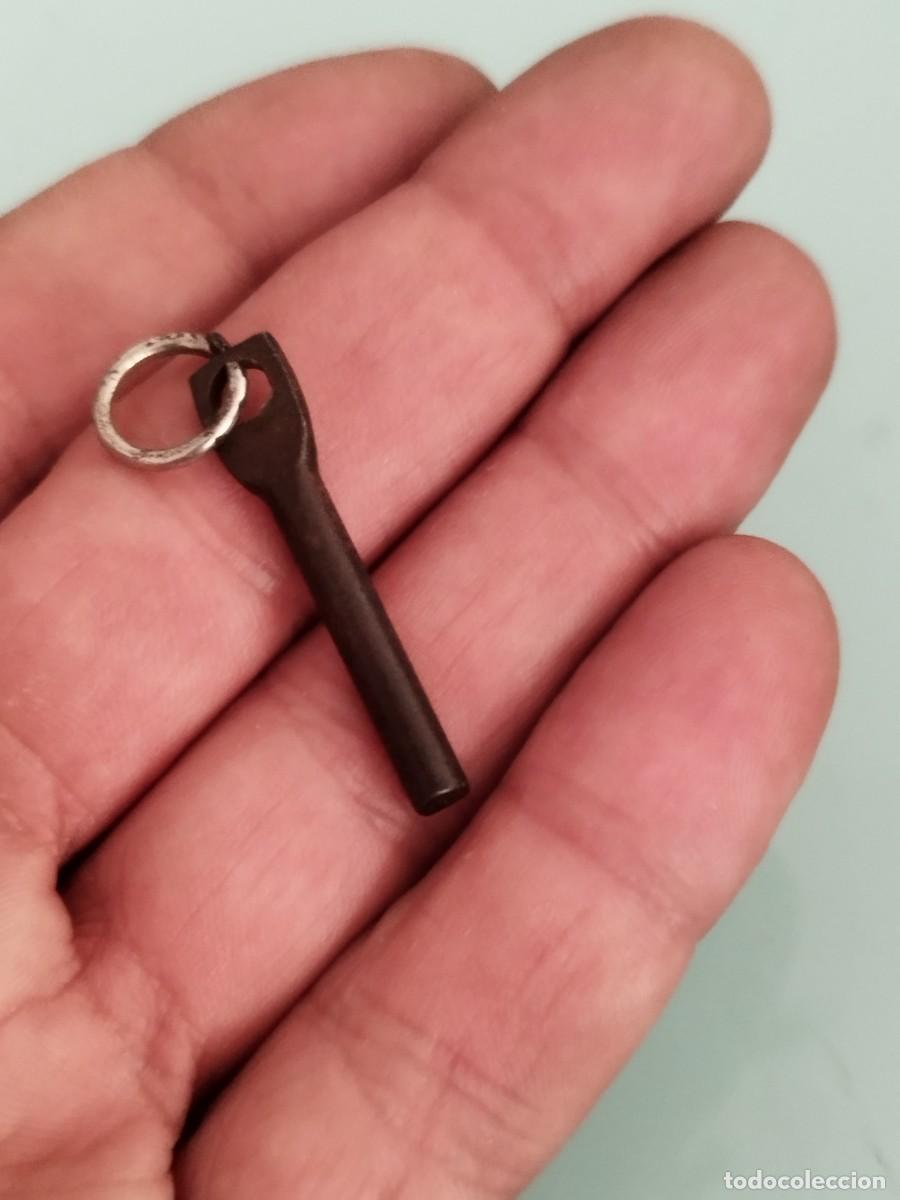 Antig&uuml;edades: Antigua peque&ntilde;a llave o pasador met&aacute;lico a identificar.