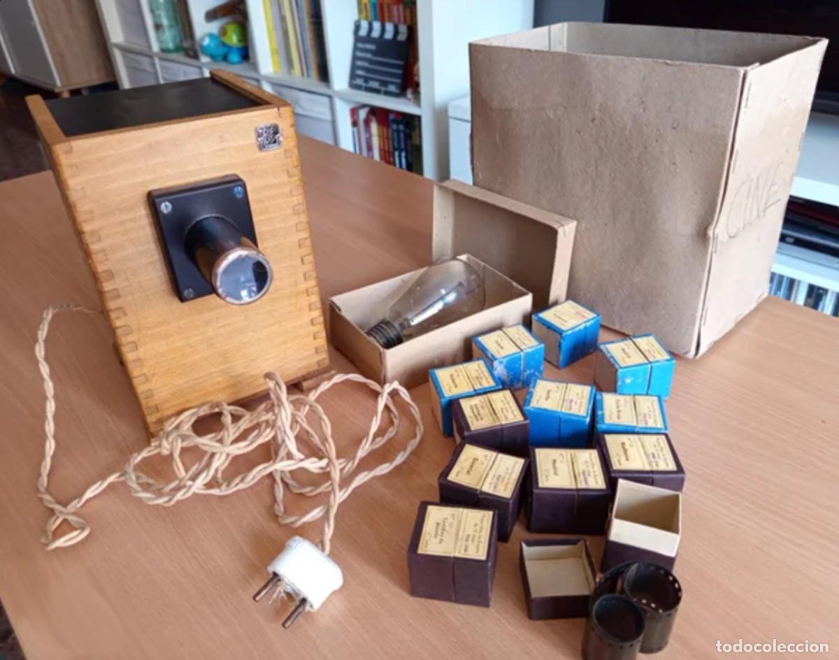 Antig&uuml;edades: Linterna M&aacute;gica RELLEV con bombilla original m&aacute;s 12 rollos de pel&iacute;cula fotos