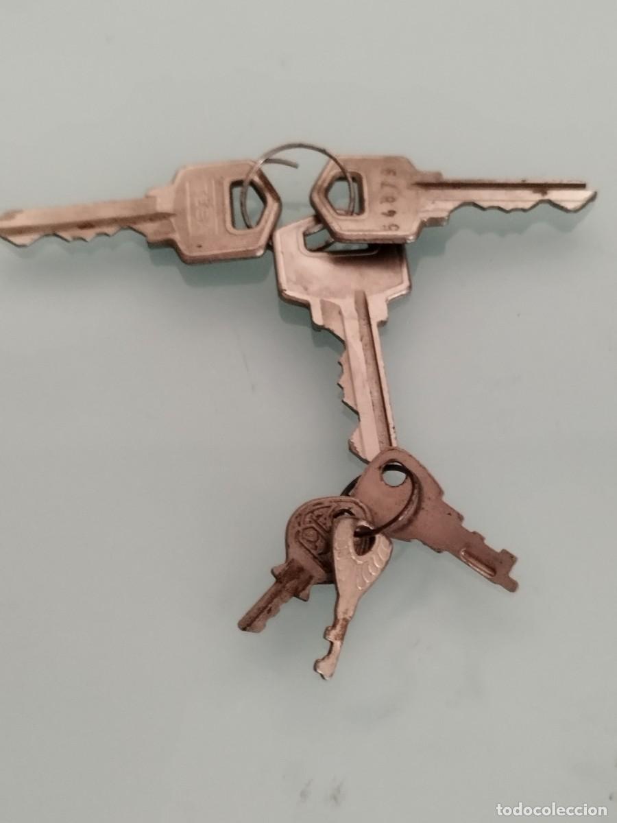 Antig&uuml;edades: Lote de 6 antiguas llaves. De puerta, cerradura, candado. A identificar.