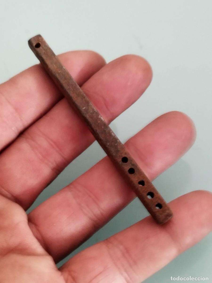 Antig&uuml;edades: Antiguo cuadradillo de metal. Pasador a identificar.