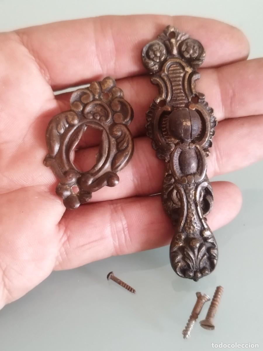 Antig&uuml;edades: Tirado y bocallave para muebles estilo cl&aacute;sico o barroco, fabricados en bronce o lat&oacute;n ornamental.