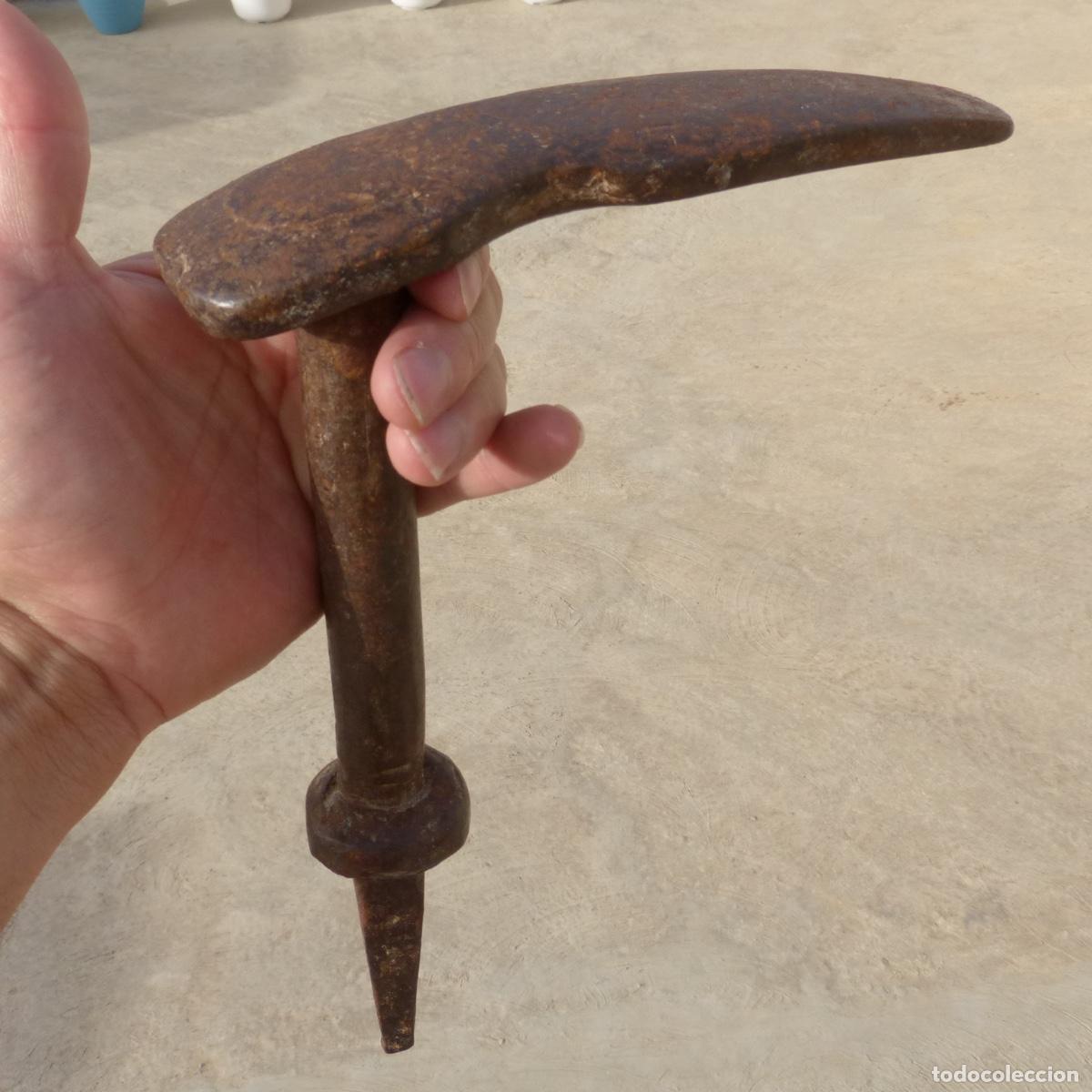 Antig&uuml;edades: Antiguo yunke de zapatero de forja, 1678gr. 26x20cm