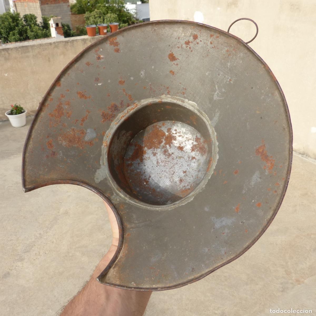 Antig&uuml;edades: Antiguo bacin de barbero en hojalata esta&ntilde;ada, 204gr. 26,5cm.