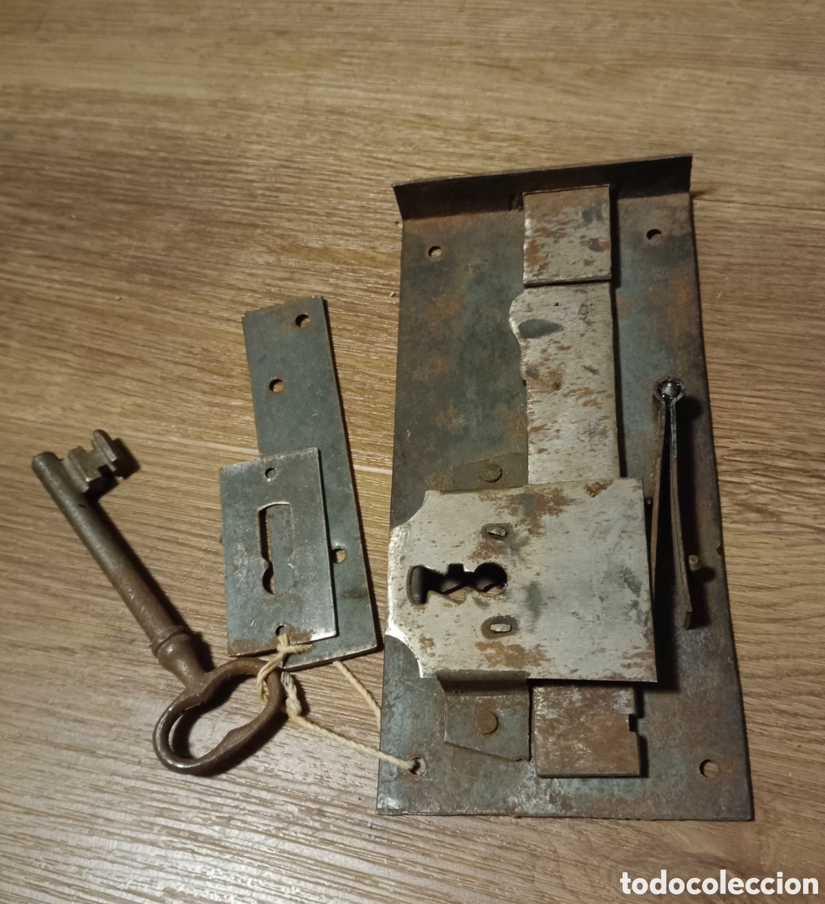 Antig&uuml;edades: Antigua cerradura hierro forjado siglo XIX con llave para puerta cajon de comoda , armario o similar