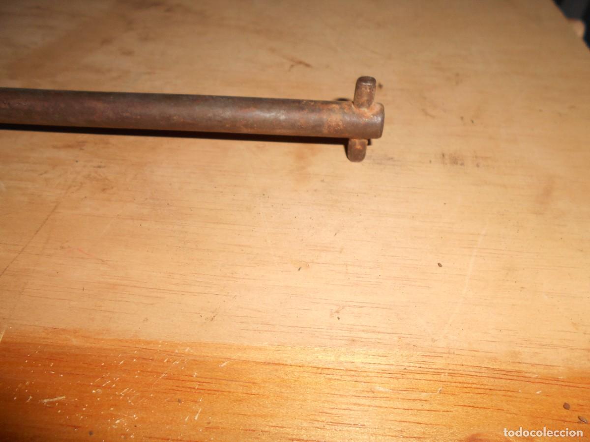 Antig&uuml;edades: llave de cambio de rueda - Foto 2