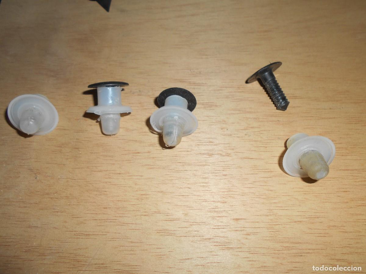 Antig&uuml;edades: grapas de sugecion de llave de rueda de repuesto de peugeot 306