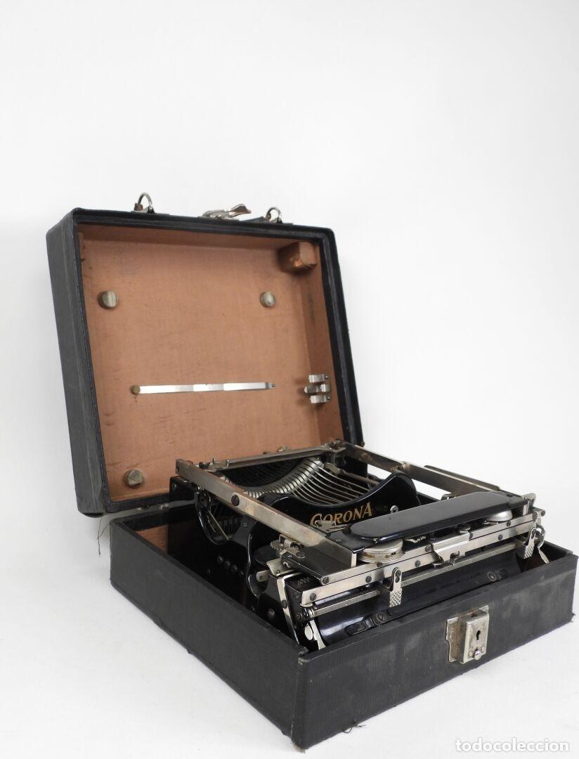 Antiques: CORONA. M&aacute;quina de escribir de viaje,, en su estuche de piel (deteriorado). 11 x 28 x 25 cm.