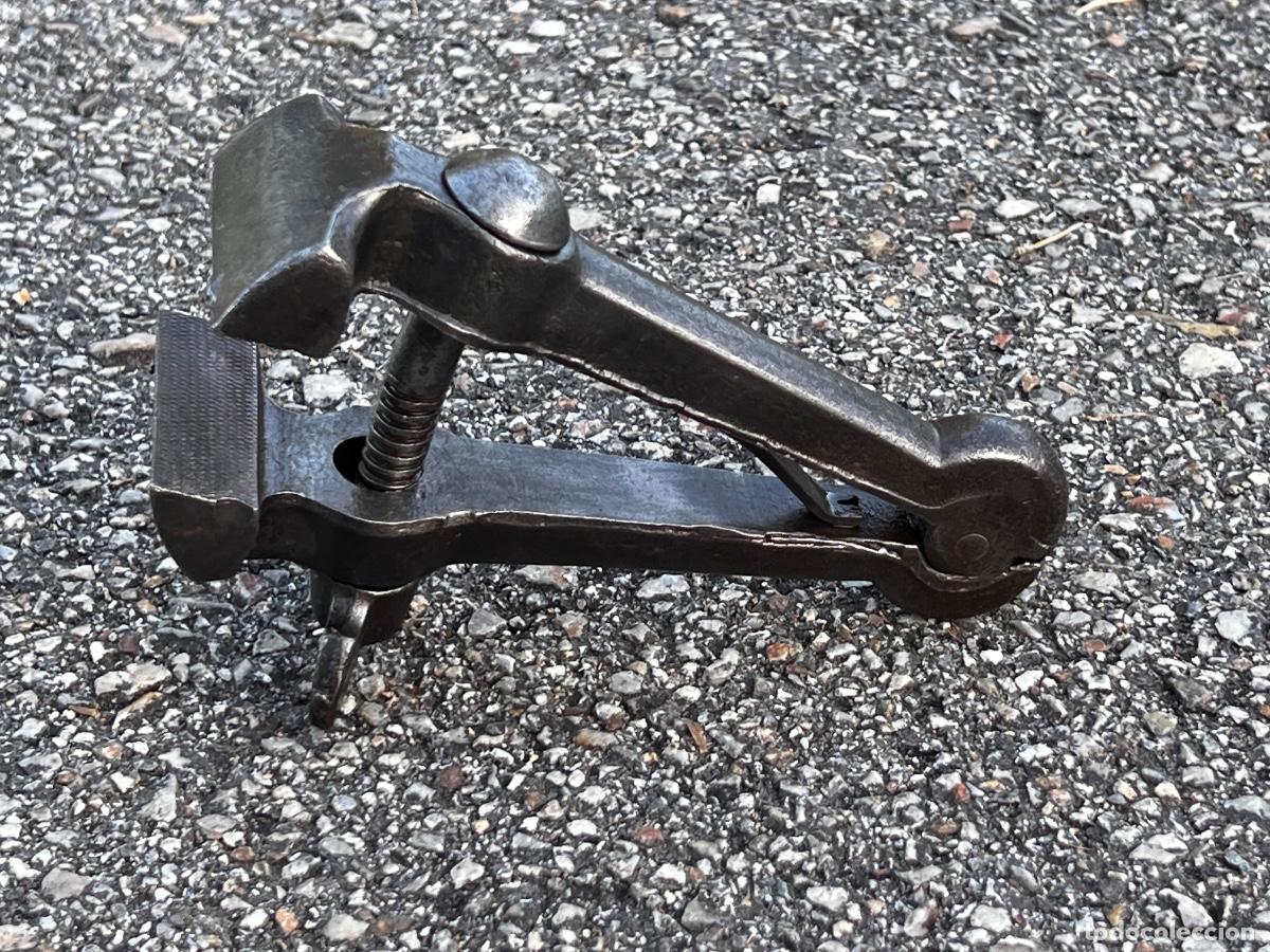 Antig&uuml;edades: Prensa de agarre de chapas de hierro 16 cm