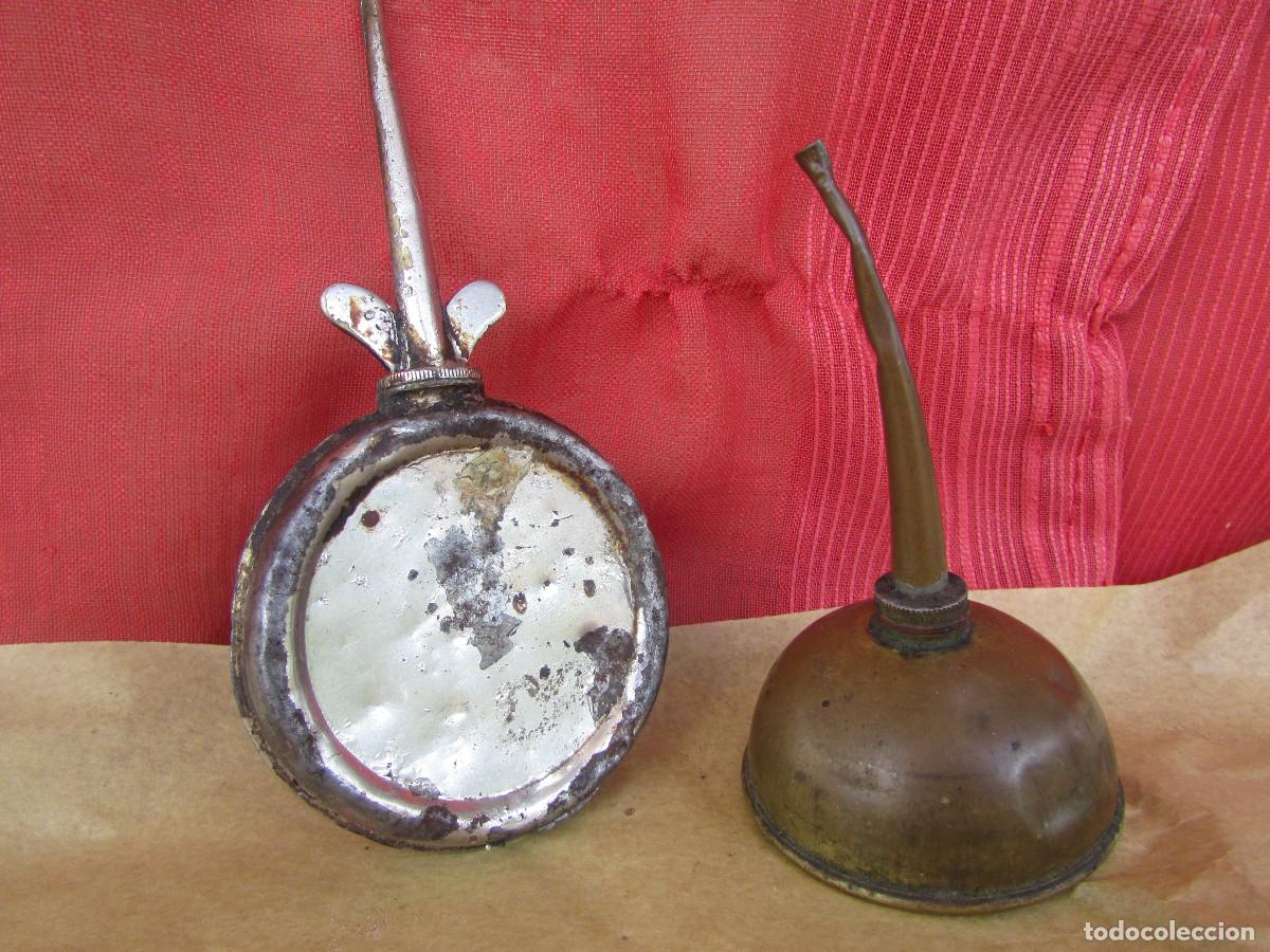 Antig&uuml;edades: Dos antiguas aceiteras de m&aacute;quinas de coser. Distintas Coleccionismo y decoraci&oacute;n