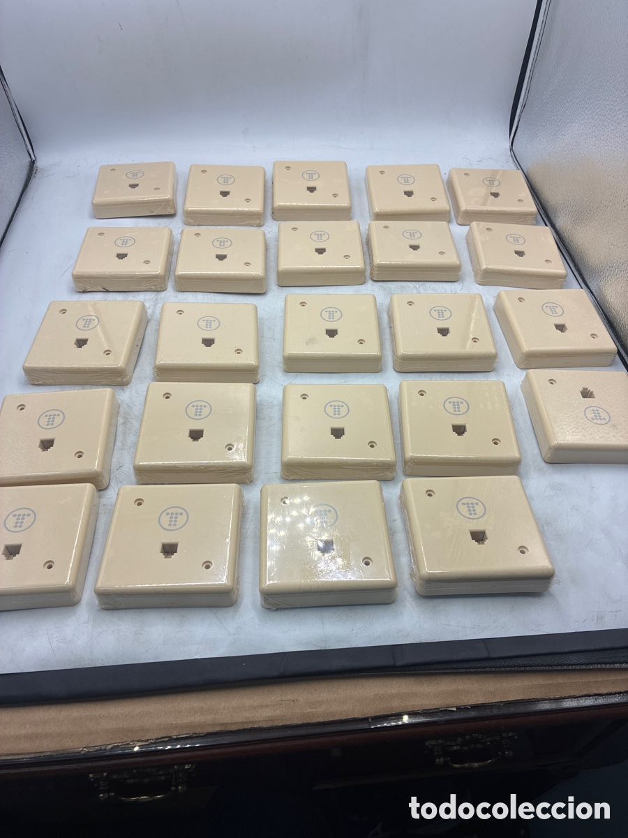 Tel&eacute;fonos: Caja con 24 rosetas de enchufe universal 4 conductores.