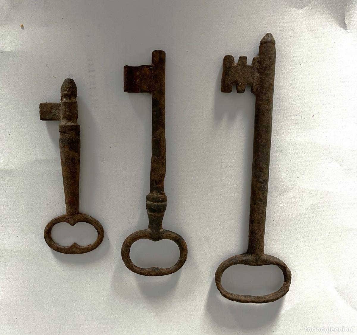 Antig&uuml;edades: LOTE DE TRES ANTIGUAS LLAVES FORJA CATALANA
