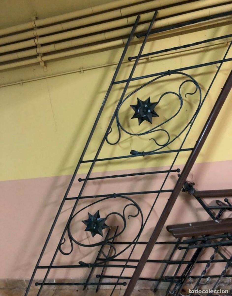 Antig&uuml;edades: Exclusivo Lote de 4 Tramos de Barandilla Modernista Aut&eacute;ntica &ndash; S. XX