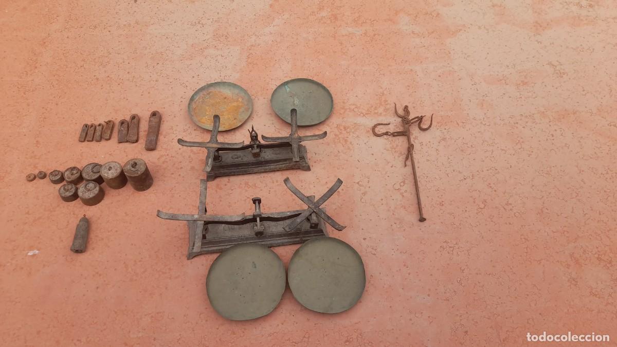 Antig&uuml;edades: Balanza antigua de pesas y platos