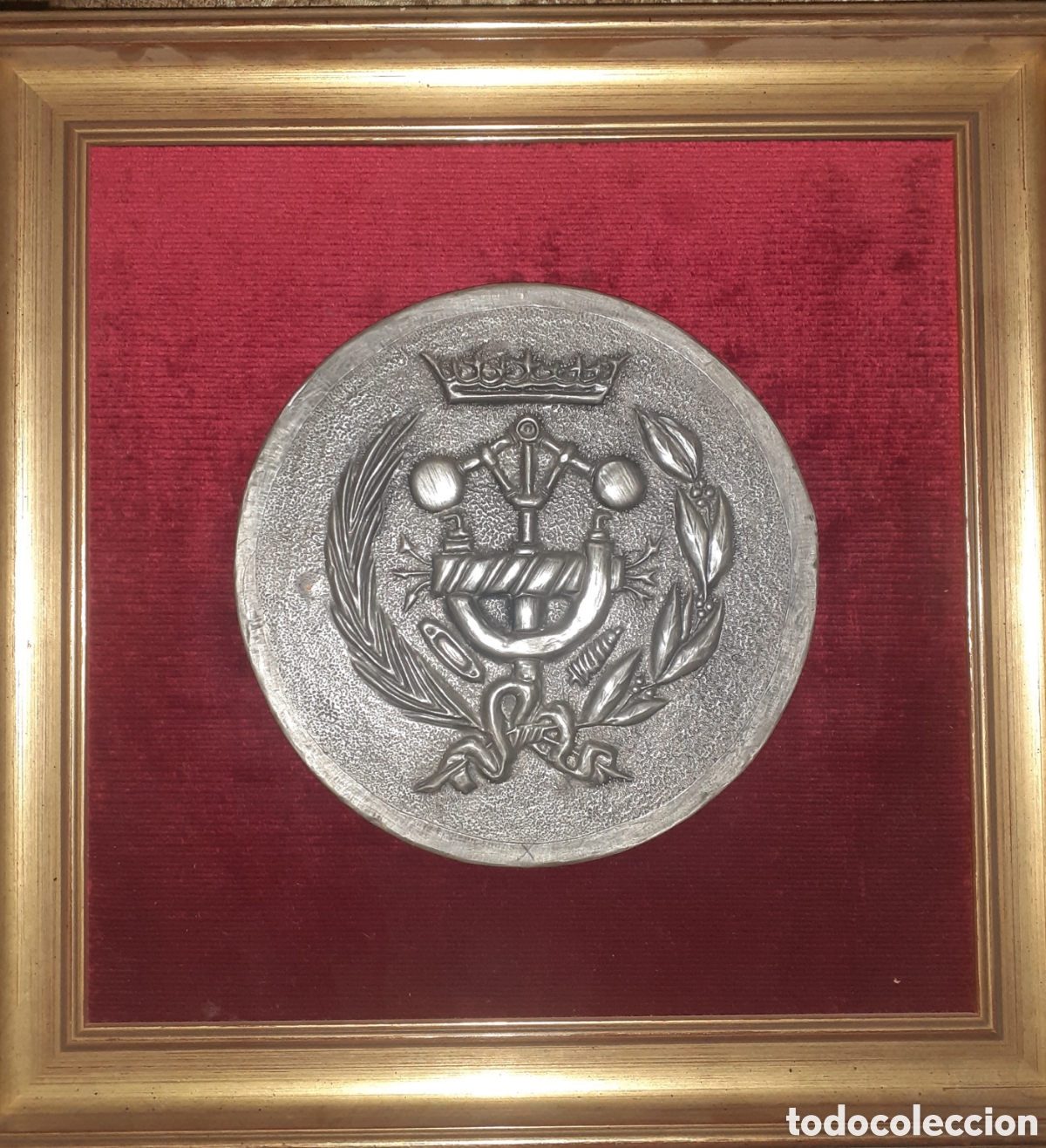 Antig&uuml;edades: ANTIGUO ESCUDO DEL CUERPO DE INGENIEROS Y PERITOS. SOBRE TERCIOPELO Y EMNARCADO 37 X 37 CM