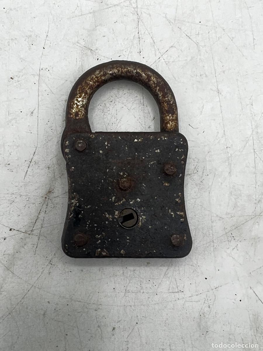 Antig&uuml;edades: ANTIGUO CANDADO. HIERRO FUNDIDO. SIN LLAVES. 5 x 3 x 1 CM.