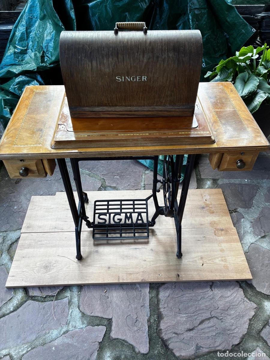 Antig&uuml;edades: Antigua m&aacute;quina de coser SINGER con mueble mesa SIGMA, marqueter&iacute;a y pedal de hierro