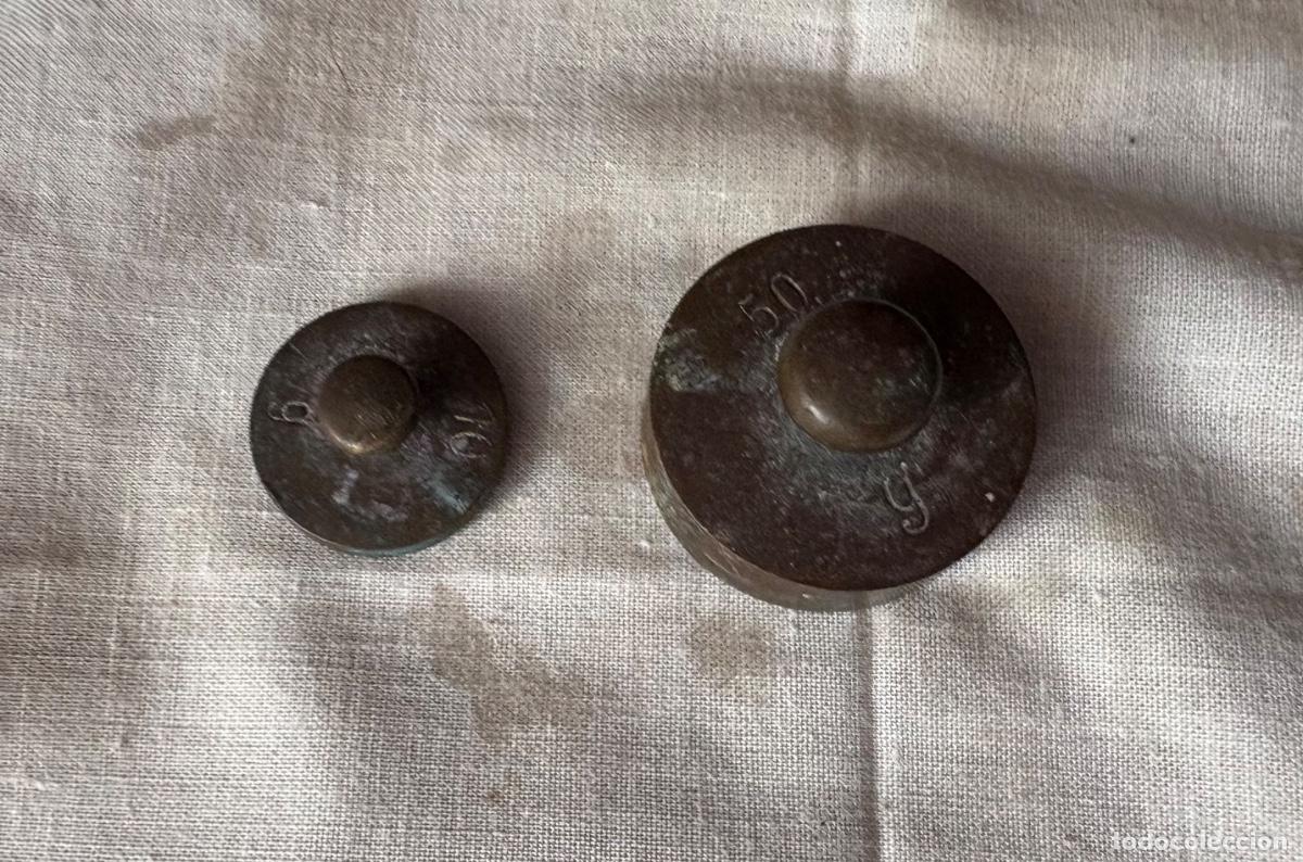 Antig&uuml;edades: Conjunto de dos pesos pesas balanza de laboratorio - Foto 1