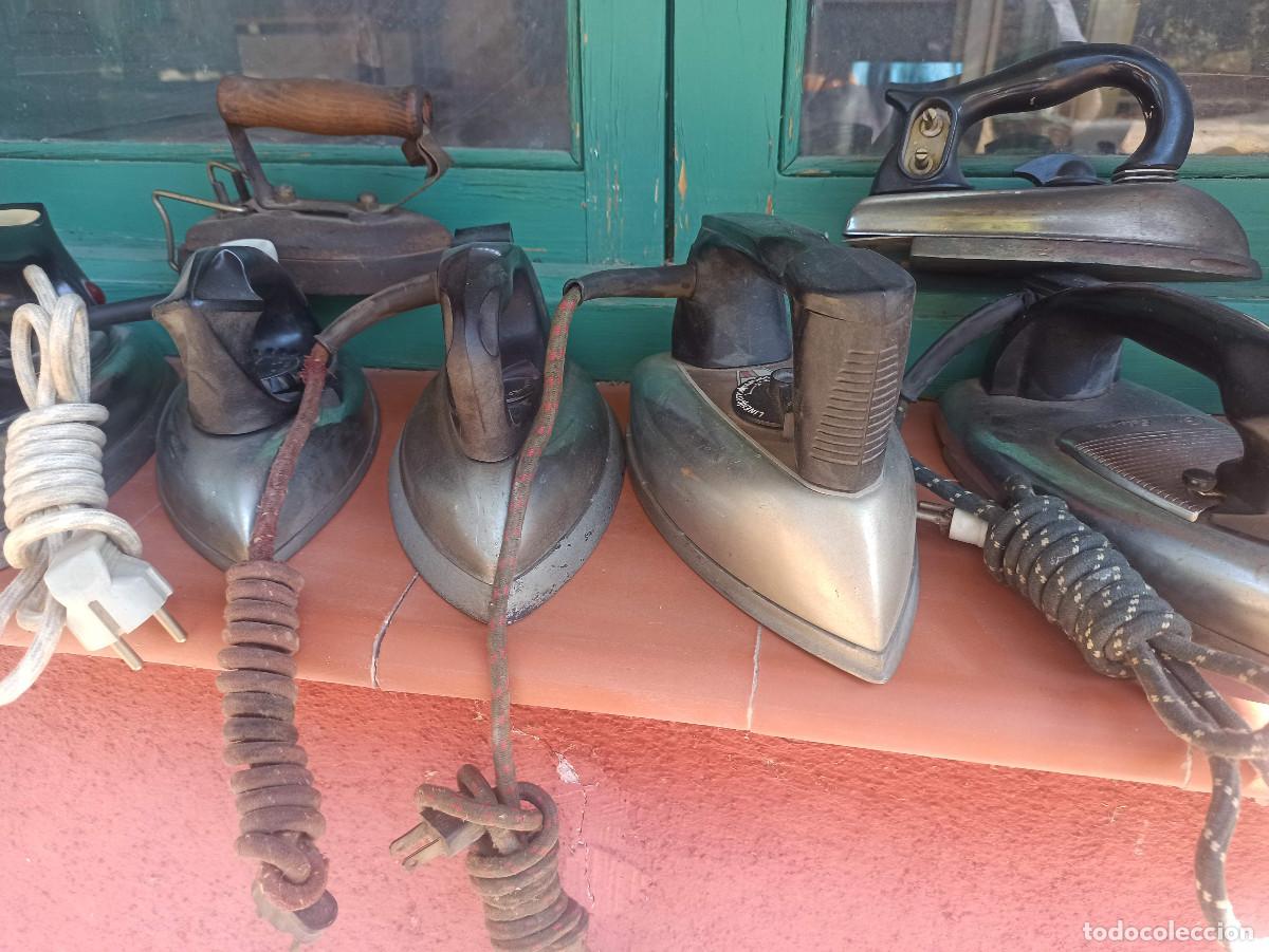 Antig&uuml;edades: Lote de 10 planchas electricas y carbon - Foto 2