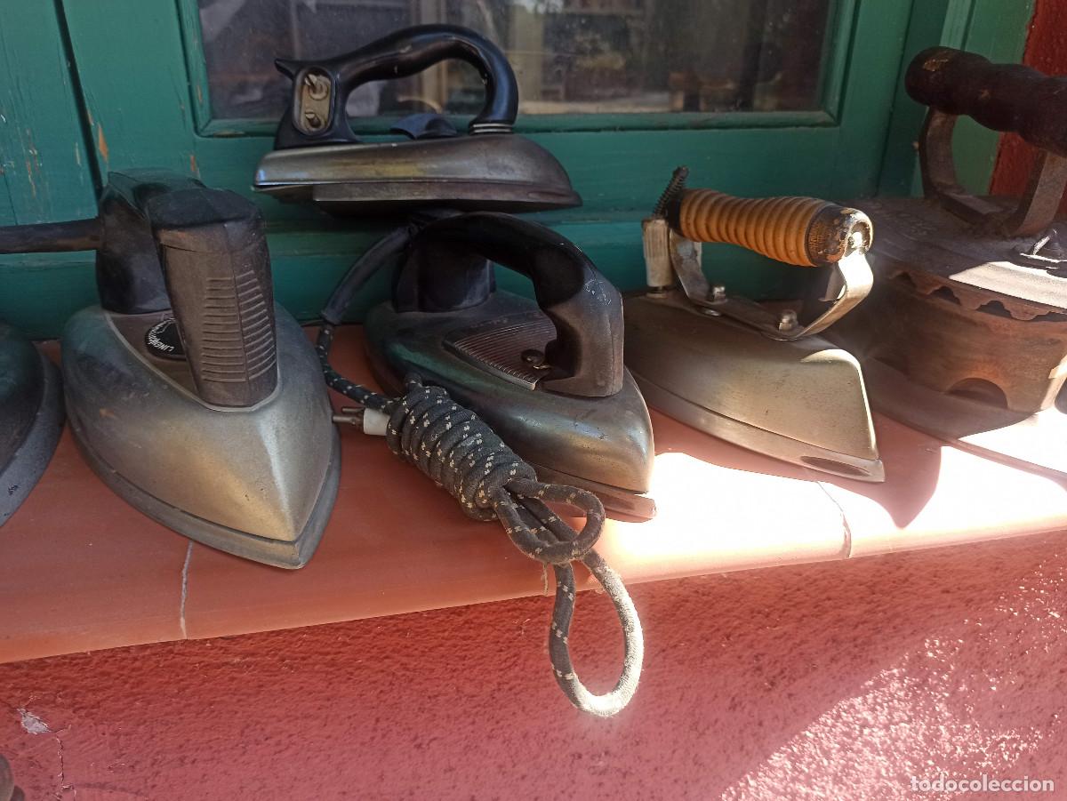 Antig&uuml;edades: Lote de 10 planchas electricas y carbon - Foto 3