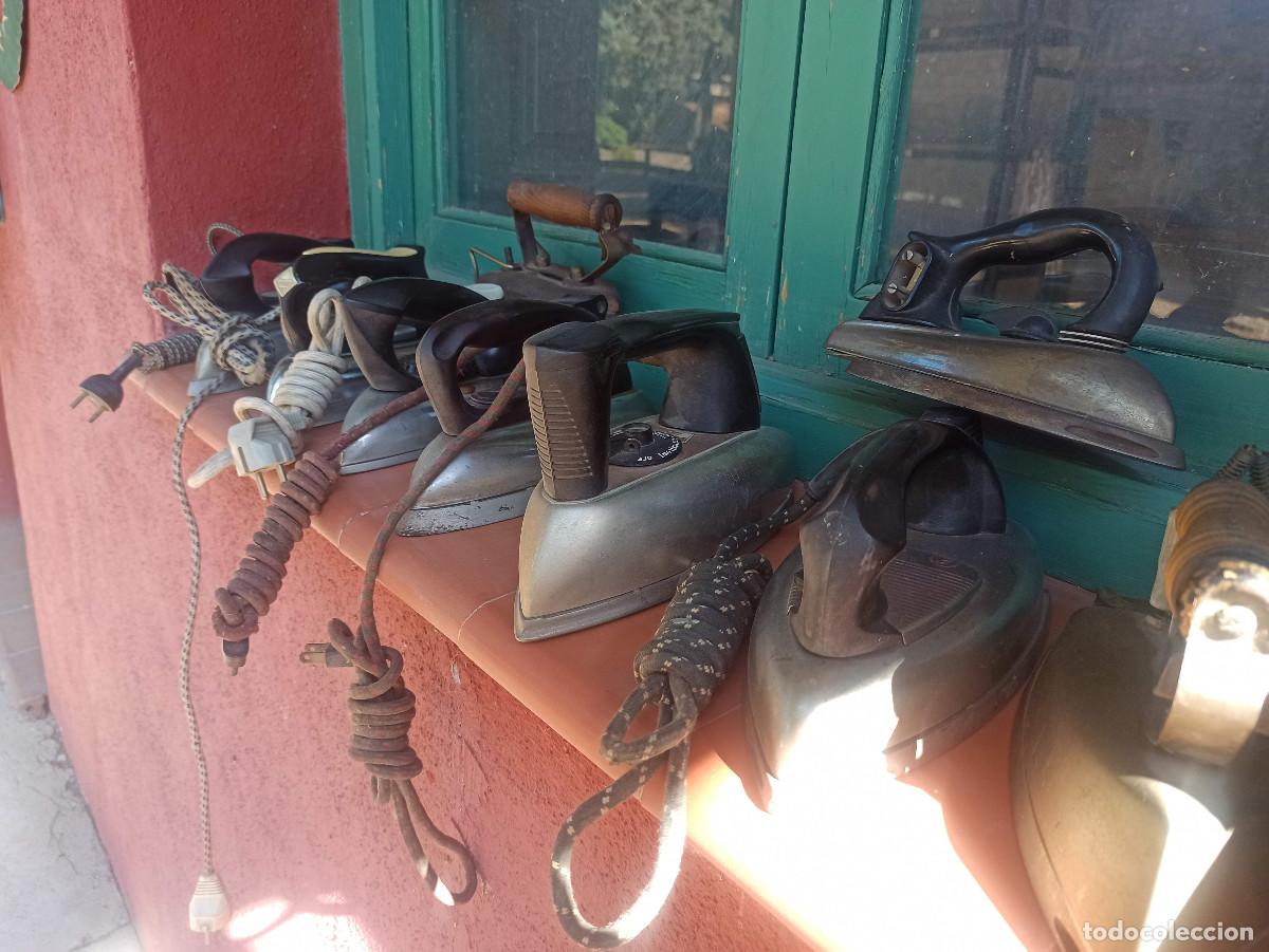 Antig&uuml;edades: Lote de 10 planchas electricas y carbon - Foto 7