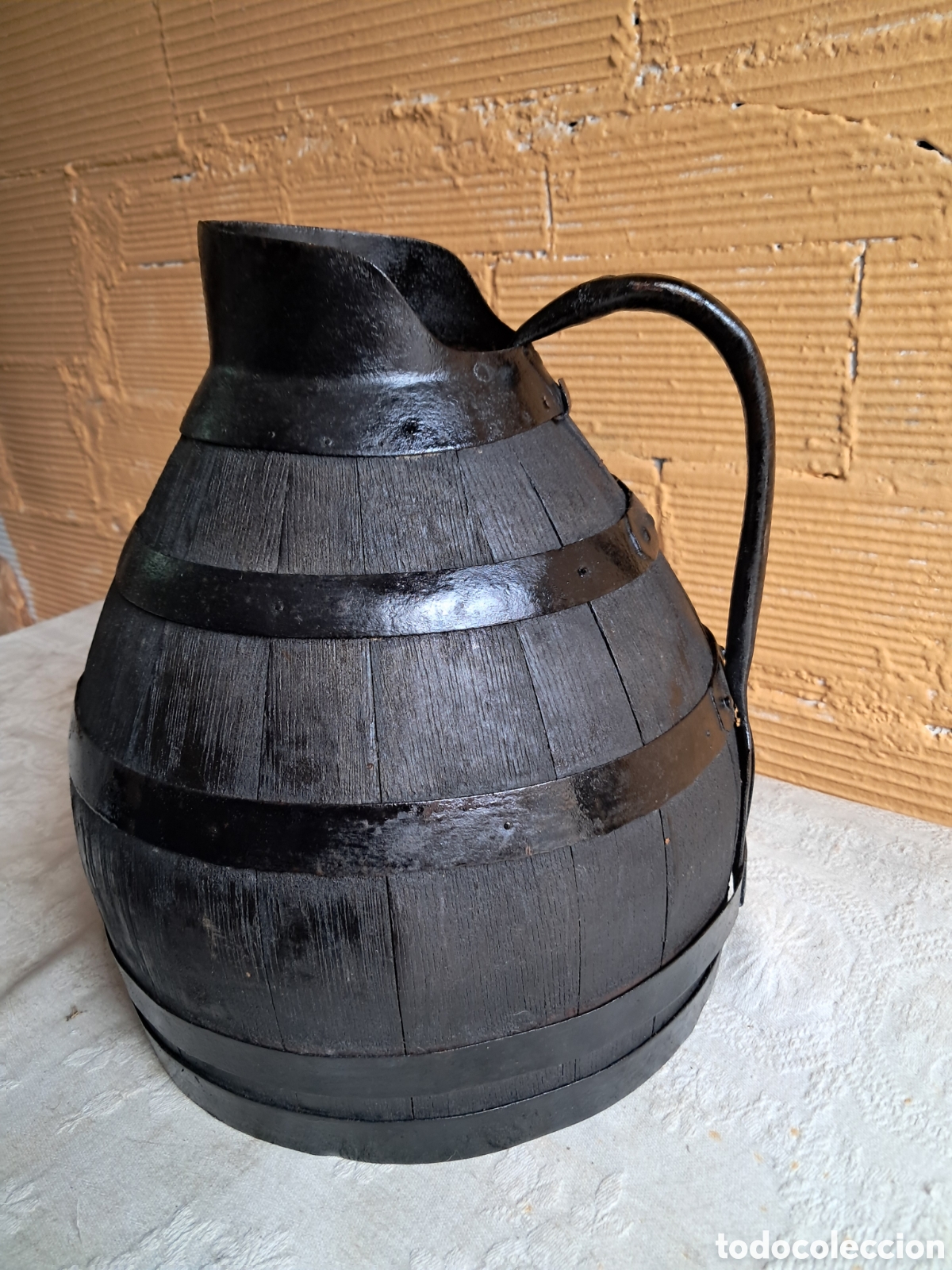 Antiquit&auml;ten: Antigua jarra de vino francesa en roble y hierro &ndash; siglo XIX