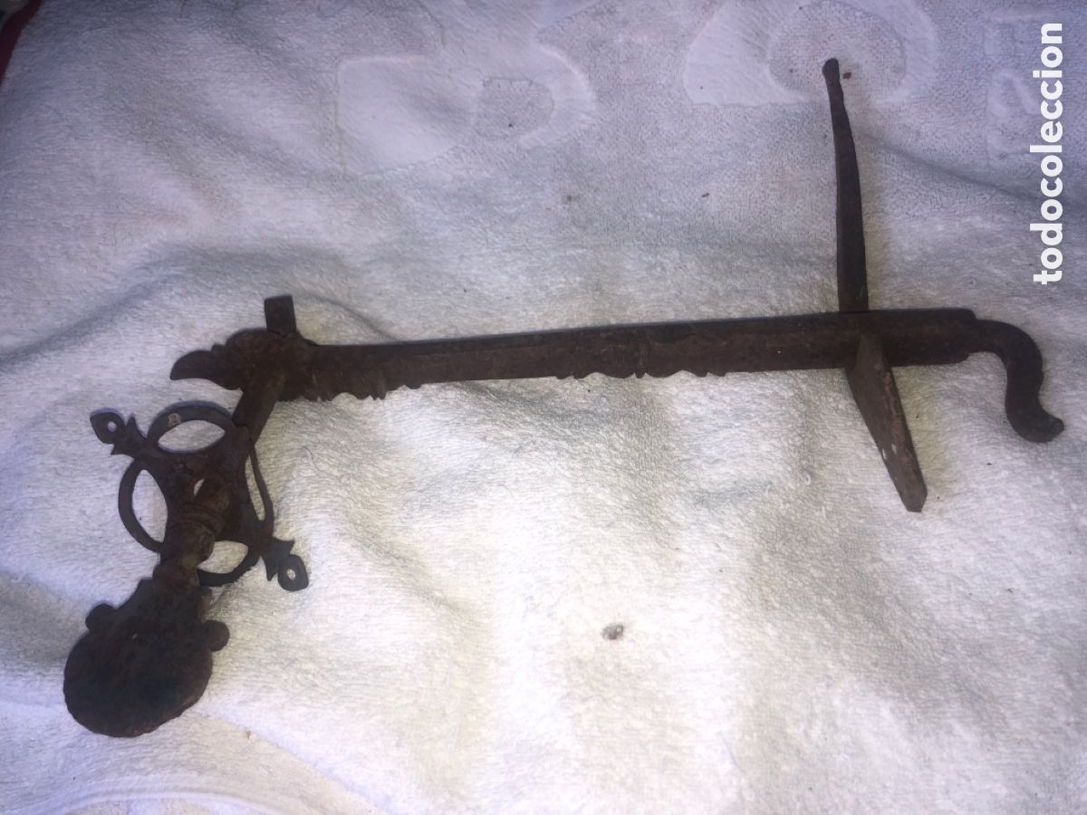 Antig&uuml;edades: Antiguo picaporte con cierre forja de TOLEDO siglo XVI. 32 cm.