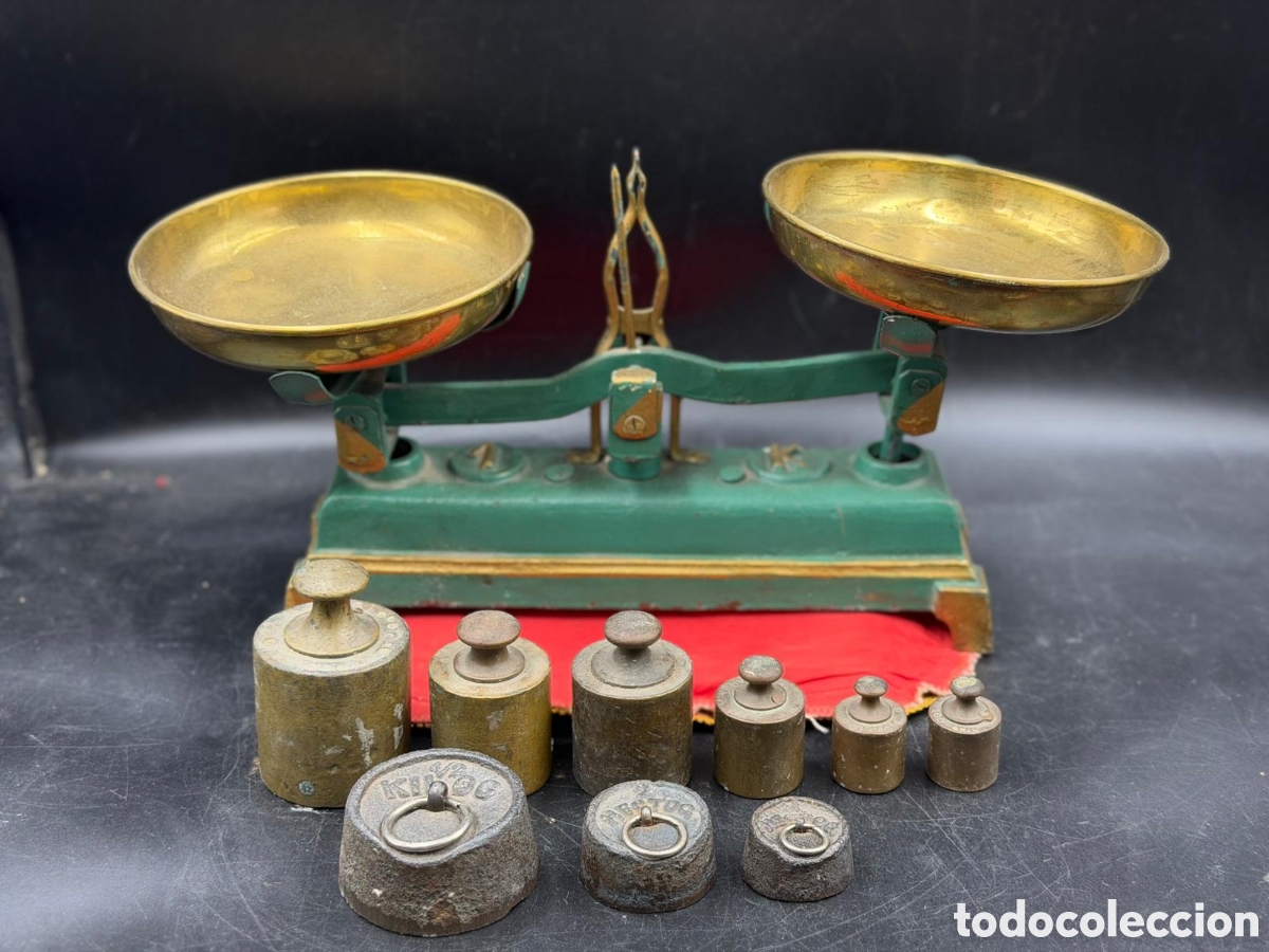 Antig&uuml;edades: Antigua balanza finales circa 1900 con pesos y ponderales de bronce y hierro
